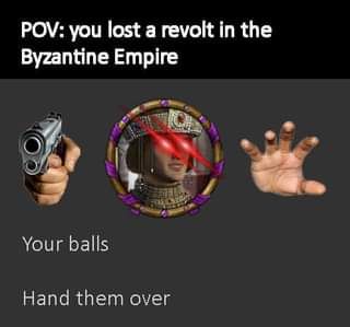 >_>