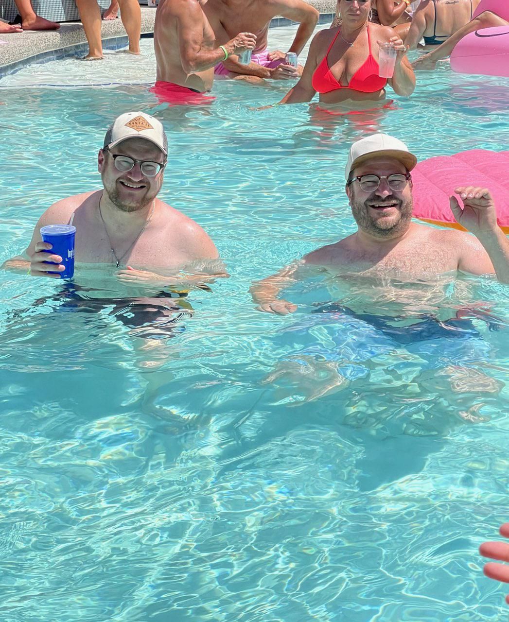 I wasn’t convinced until now…. we are definitely in a simulation. Today I randomly swam past my Doppelseäner at the Flamingo pool in Vegas.