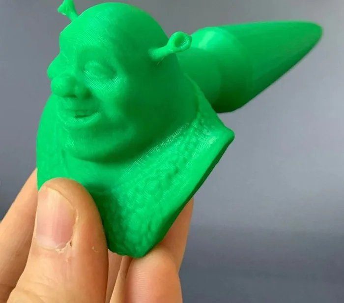 Oh no, someone stabbed Shrek in the back (Et tu, Donke?)