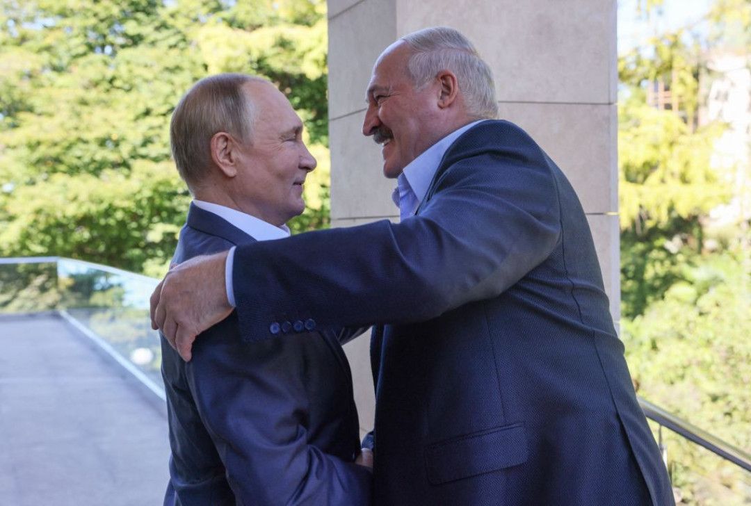 Moments before Putin's and Lukashenko's first kiss