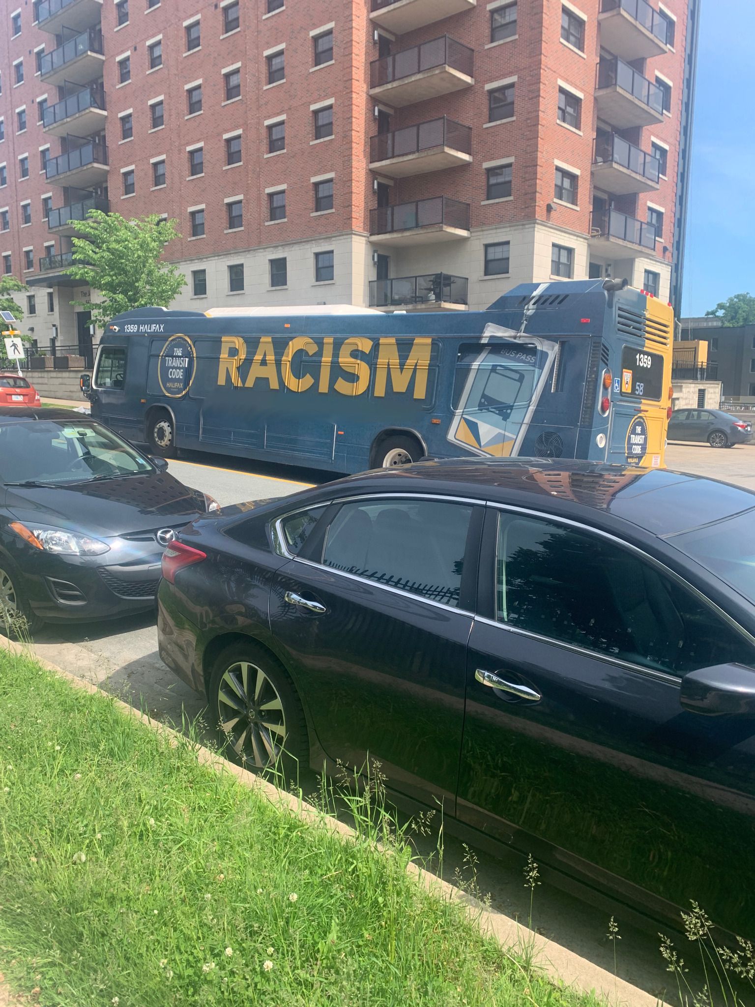 All aboard the HL Racism bus!