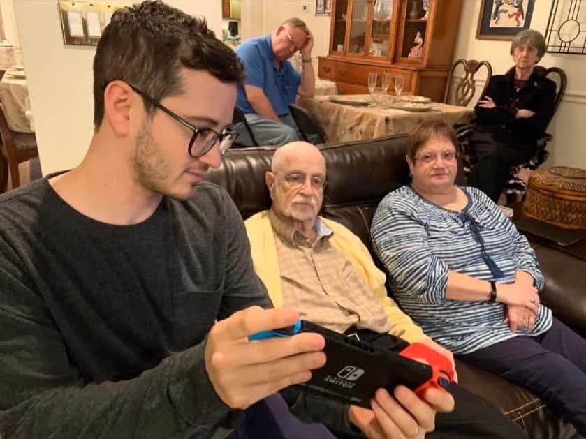 Migalhas showing his grandparents hugelol memes (they don't get it)