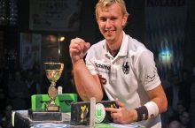 To much fapping = Pro armwrestler